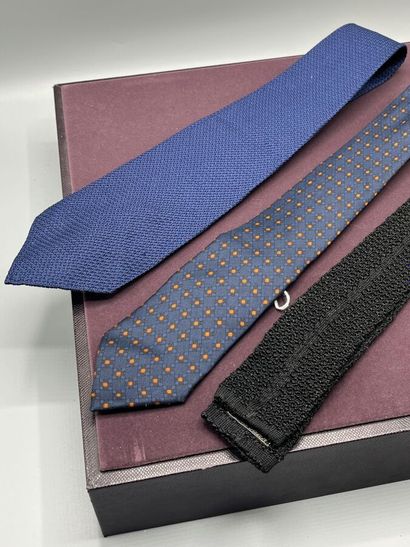 HERMÈS et autre - Lot de 3 cravates.

Modèle...