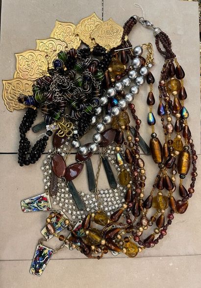Lot de bijoux:

- 7 colliers fantaisie divers...