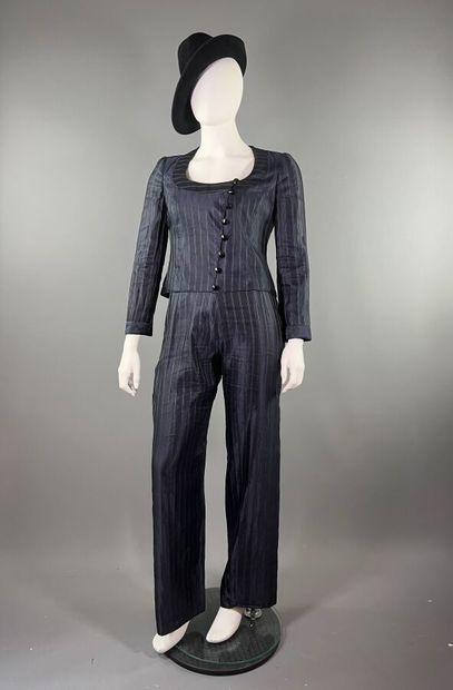 GIORGIO ARMANI - Tailleur pantalon.

L'ensemble...