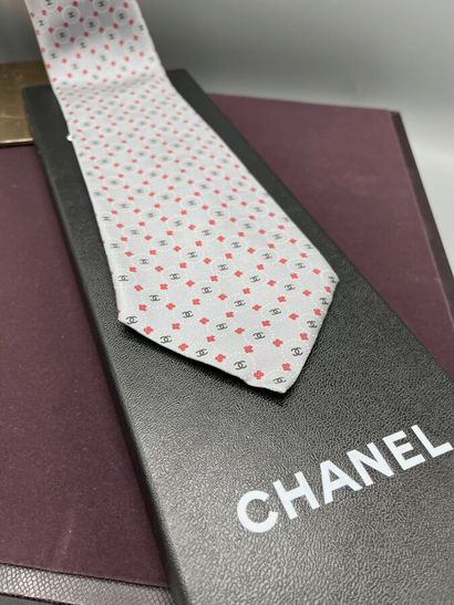 CHANEL - Cravate.

Modèle en twill de soie...