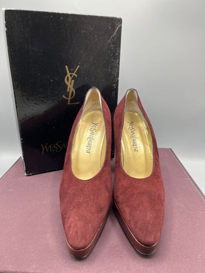 YVES SAINT LAURENT - Court shoes. 1990s.

Model...