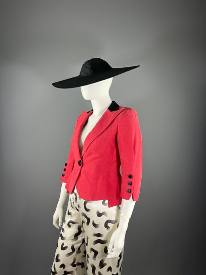 GIORGIO ARMANI - Veste et pantalon.

Le modèle...