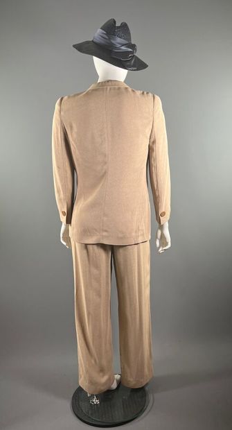 GIORGIO ARMANI - Tailleur pantalon.

L'ensemble...