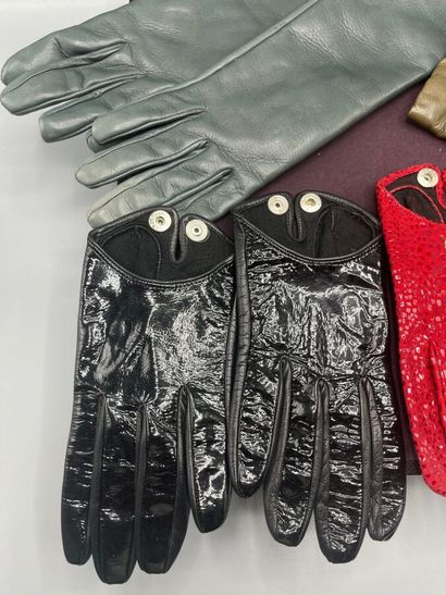 GIORGIO ARMANI - Lot de 4 paires de gants.

Gants...