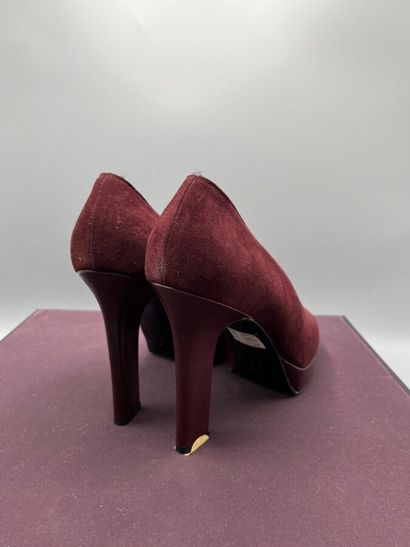 YVES SAINT LAURENT - Court shoes. 1990s.

Model...