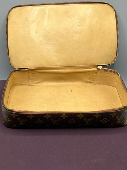 LOUIS VUITTON - Housse de protection.

Réalisée...