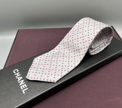 CHANEL - Cravate.

Modèle en twill de soie...