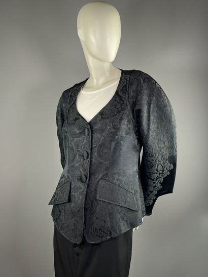 CHRISTIAN LACROIX - Veste.

Le modèle est...