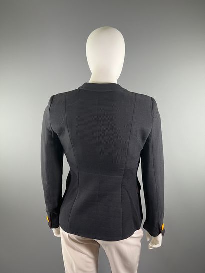 GIORGIO ARMANI - Veste.

Le modèle est taillé...