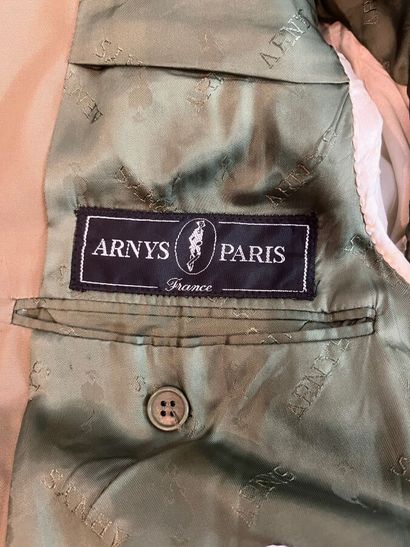 ARNYS - Veste de costume.

Le modèle est...