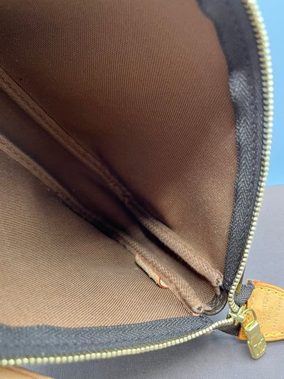 LOUIS VUITTON - Sac pochette accessoires...