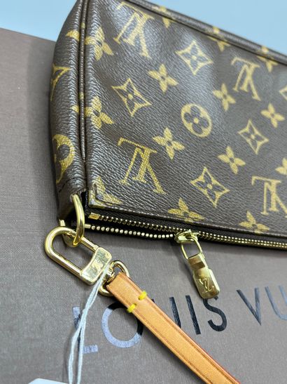 LOUIS VUITTON - Sac pochette accessoires...
