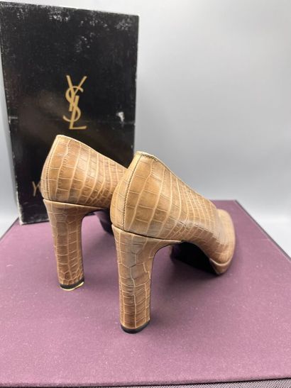 YVES SAINT LAURENT - Court shoes. 1990s.

Light...