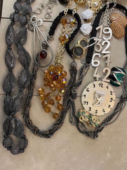 Lot de bijoux:

-6 colliers dont MAISON MICHEL,...