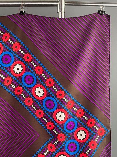 YVES SAINT LAURENT - Silk square.

Geometric...