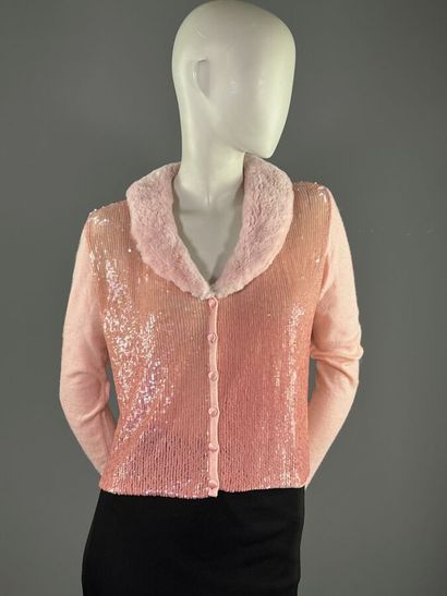 BLUMARINE - Gilet rose.

Le modèle est taillé...
