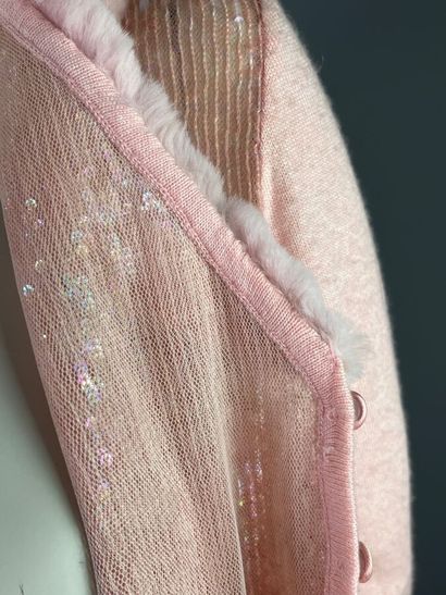 BLUMARINE - Gilet rose.

Le modèle est taillé...