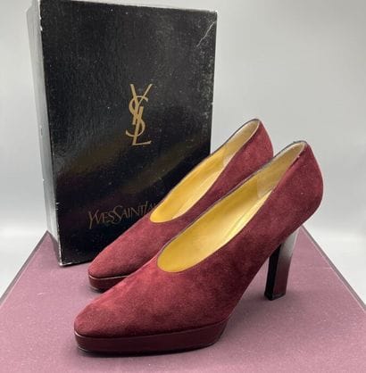 YVES SAINT LAURENT - Court shoes. 1990s.

Model...