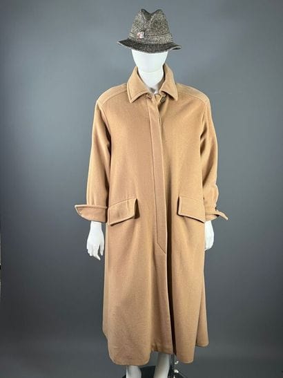 PIERRE BALMAIN Ivory - Long coat.

Cut from...