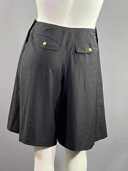 CHANEL - Short à pont. Vers 1990

LE modèle...