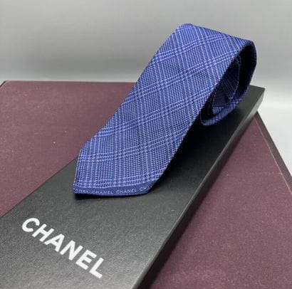 CHANEL - Cravate.

Modèle réalisé en soie...