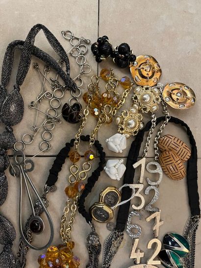 Lot de bijoux:

-6 colliers dont MAISON MICHEL,...