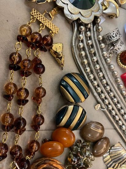 Lot de bijoux:

-32 paires de boucles d'oreilles...