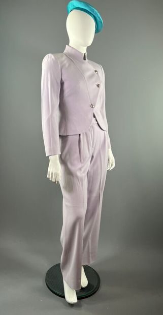 GIORGIO ARMANI - Tailleur pantalon.

L'ensemble...