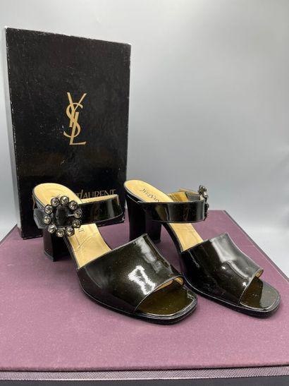 YVES SAINT LAURENT - Court shoes. 1990s.

Black...