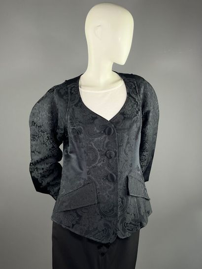 CHRISTIAN LACROIX - Veste.

Le modèle est...