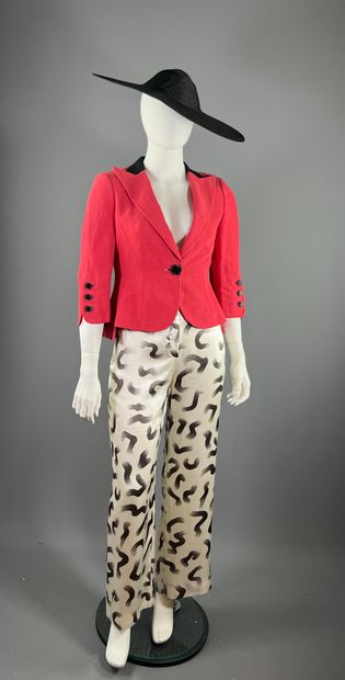 GIORGIO ARMANI - Veste et pantalon.

Le modèle...