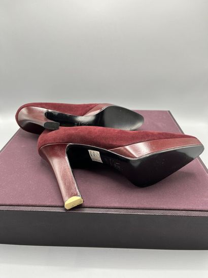YVES SAINT LAURENT - Court shoes. 1990s.

Model...