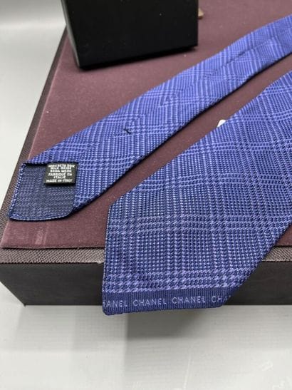 CHANEL - Cravate.

Modèle réalisé en soie...