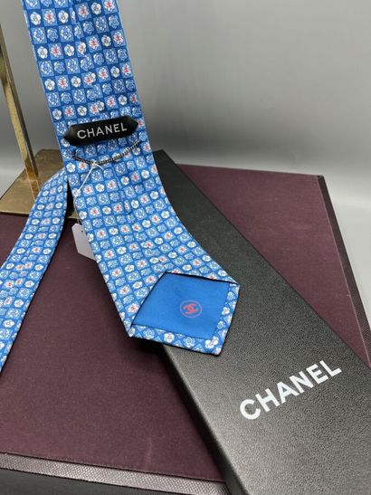 CHANEL - Cravate.

Modèle réalisé en twill...