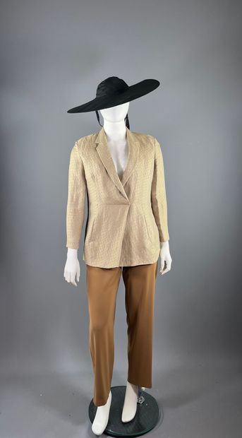 GIORGIO ARMANI - veste / tunique et pantalon.

Modèle...