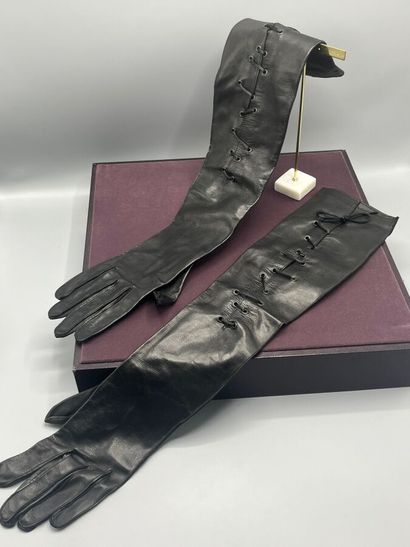 MARCEL MARONGIU - Gants d'Opéra rock.

Modèle...