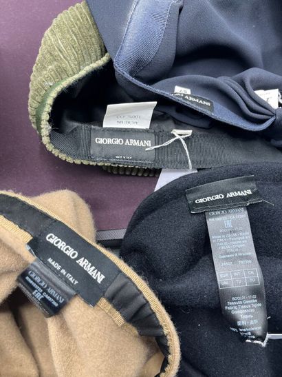 GIORGIO ARMANI - Lot de 4 chapeaux des années...