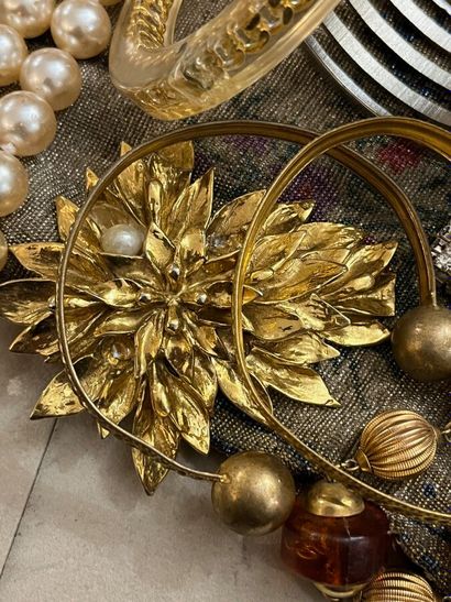 Lot de bijoux et accessoires:

-Bracelet...