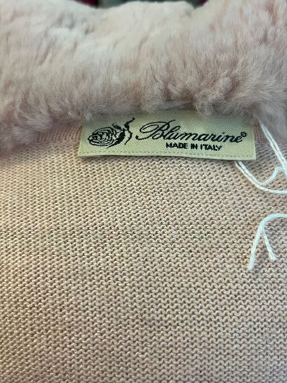 BLUMARINE - Gilet rose.

Le modèle est taillé...