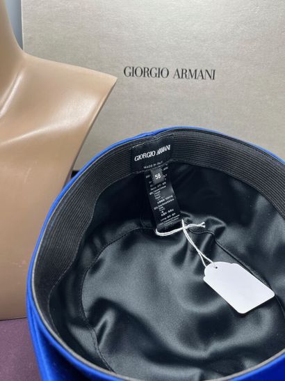 GIORGIO ARMANI - vers 2010 - Lot de 2 chapeaux.

Modèle...