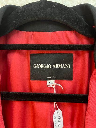GIORGIO ARMANI - Veste et pantalon.

Le modèle...