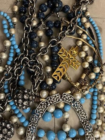 Lot de bijoux: 

-7 colliers dont TRIFARI,...