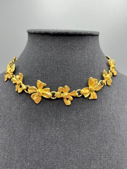 Lot de bijoux fantaisie comprenant :

-Collier...