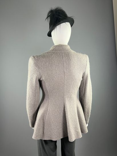 GIORGIO ARMANI - Veste et pantalon.

Le modèle...