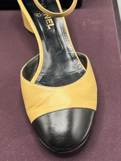 CHANEL - Escarpins ouverts - Taille 39

Le...