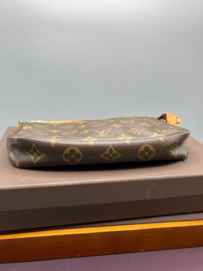 LOUIS VUITTON - Sac pochette accessoires...