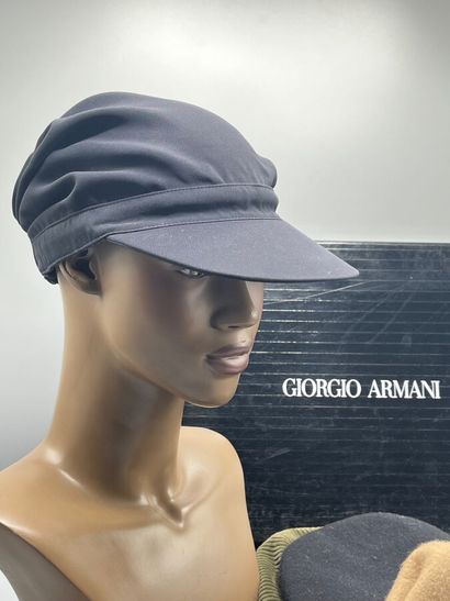 GIORGIO ARMANI - Lot de 4 chapeaux des années...