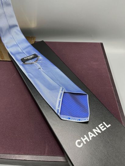 CHANEL - Cravate.

Modèle réalisé en soie...