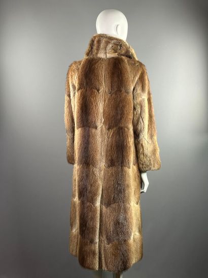 REVILLON - Fur coat.

Long raglan sleeves...