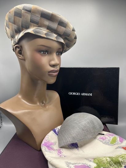 GIORGIO ARMANI - Lot de 4 chapeaux dont collection...